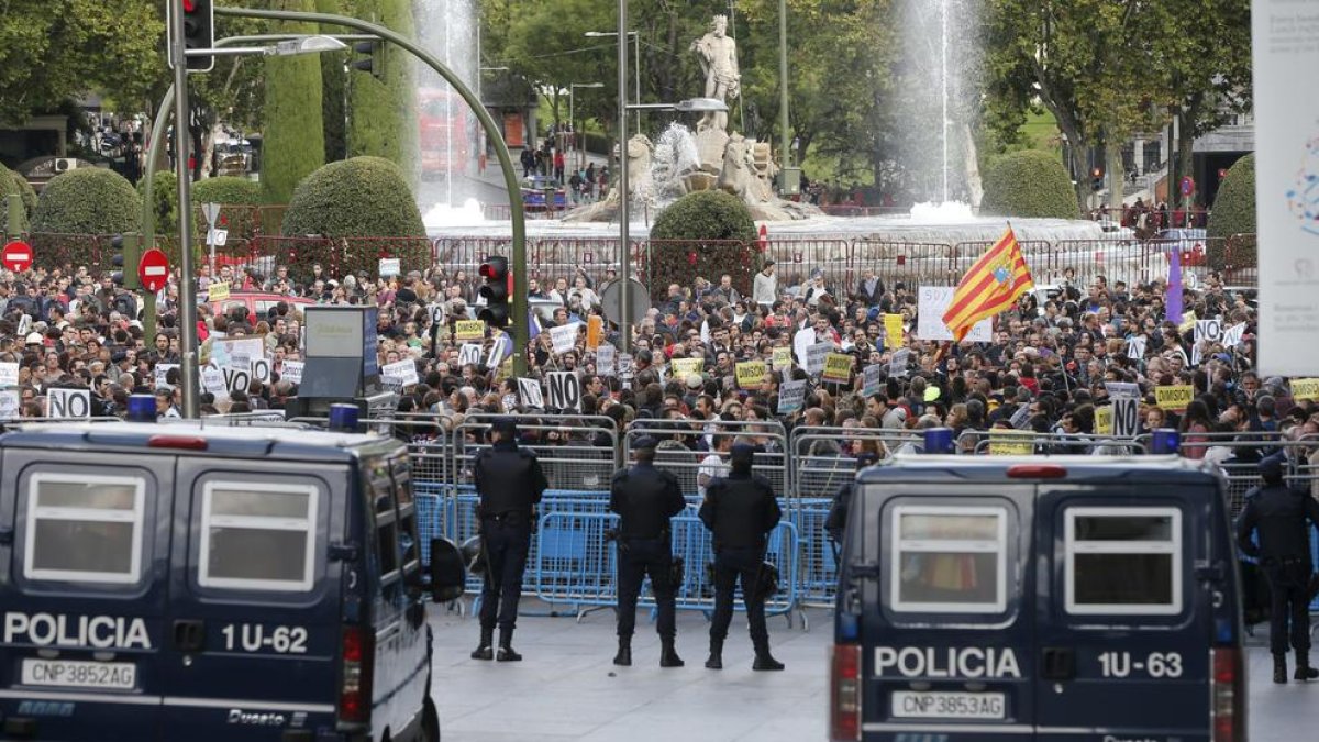 Policies a l’entrada de la Cambra davant una concentració anterior de Rodea el Congreso.