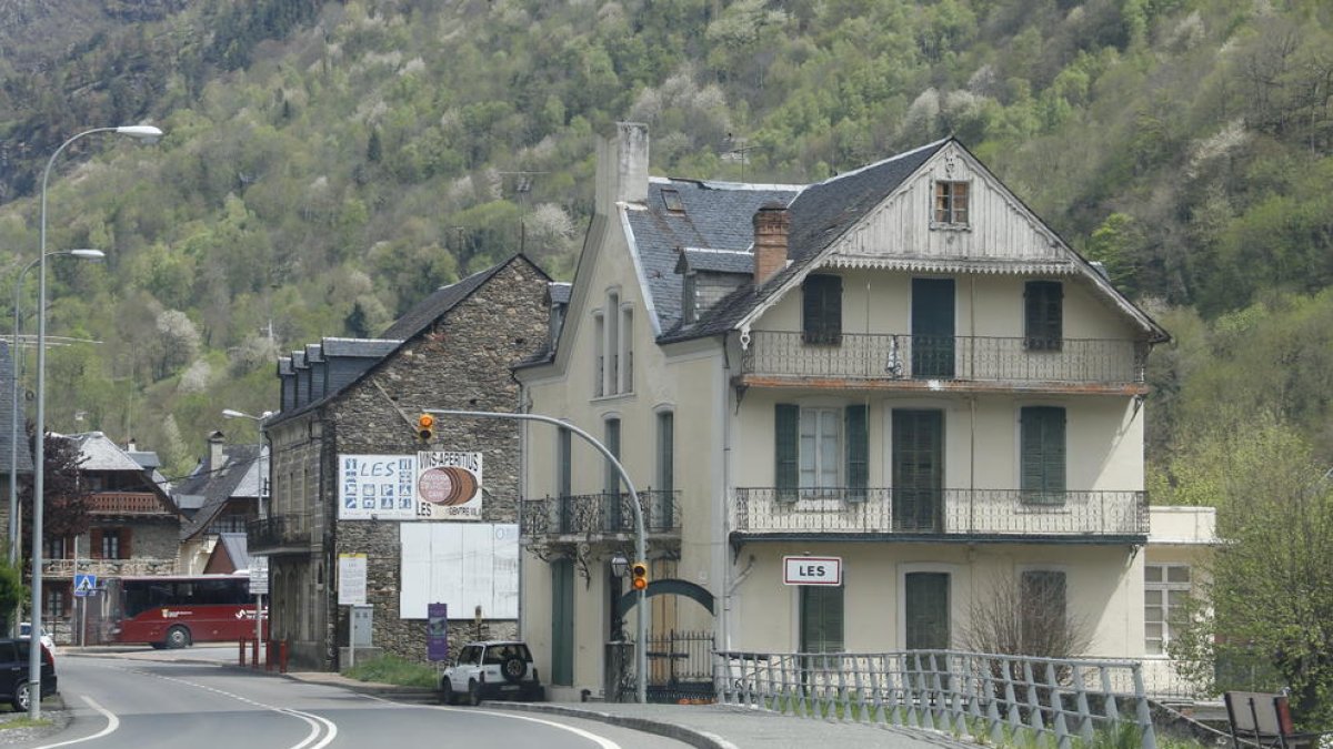 La travessia de l’N-230 al seu pas per la població de Les.