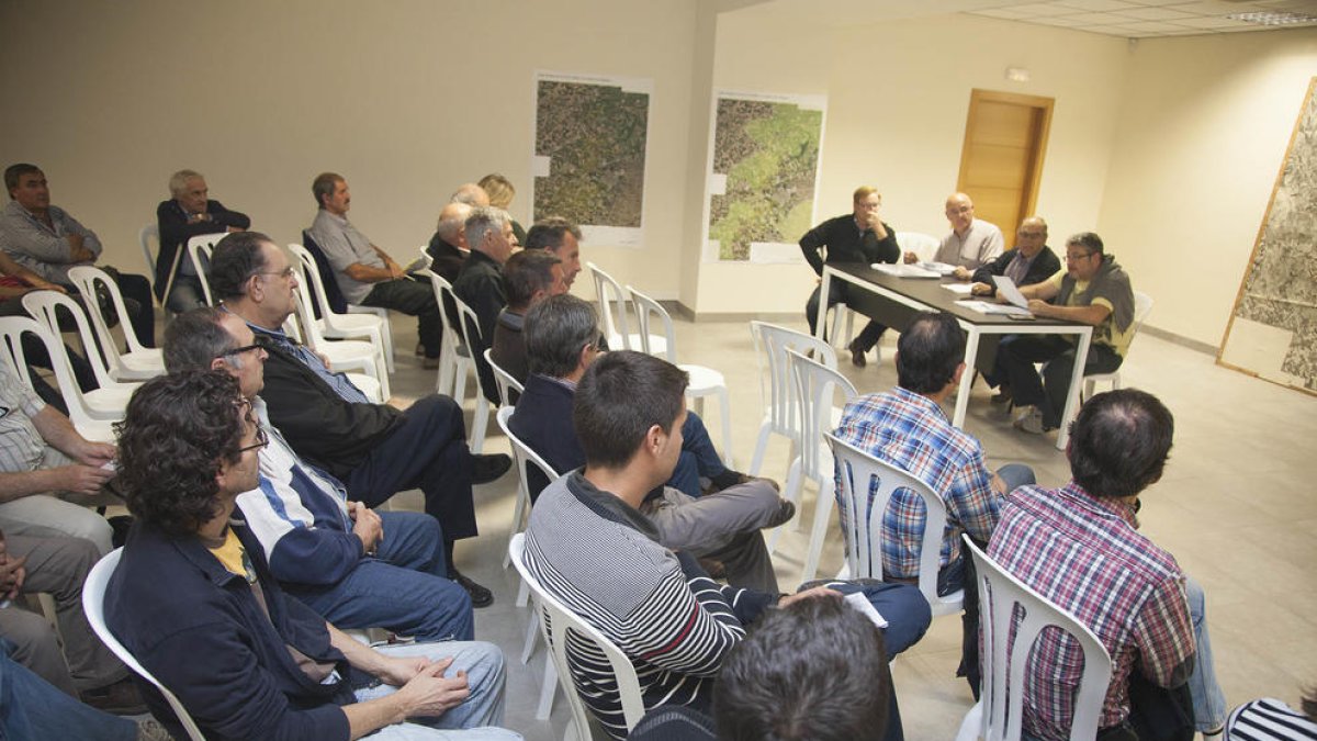 L’assemblea de regants de l’Alt Urgell de Tàrrega ahir a la nit.