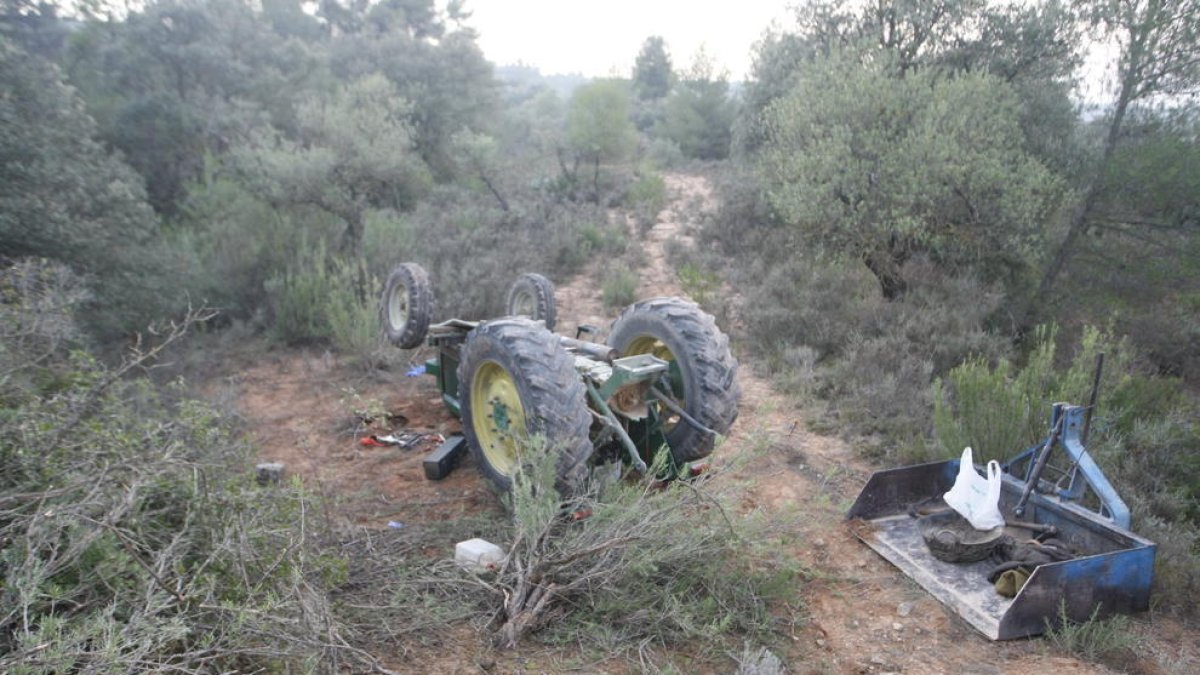 Imatge del tractor bolcat ahir a la tarda al lloc del sinistre.