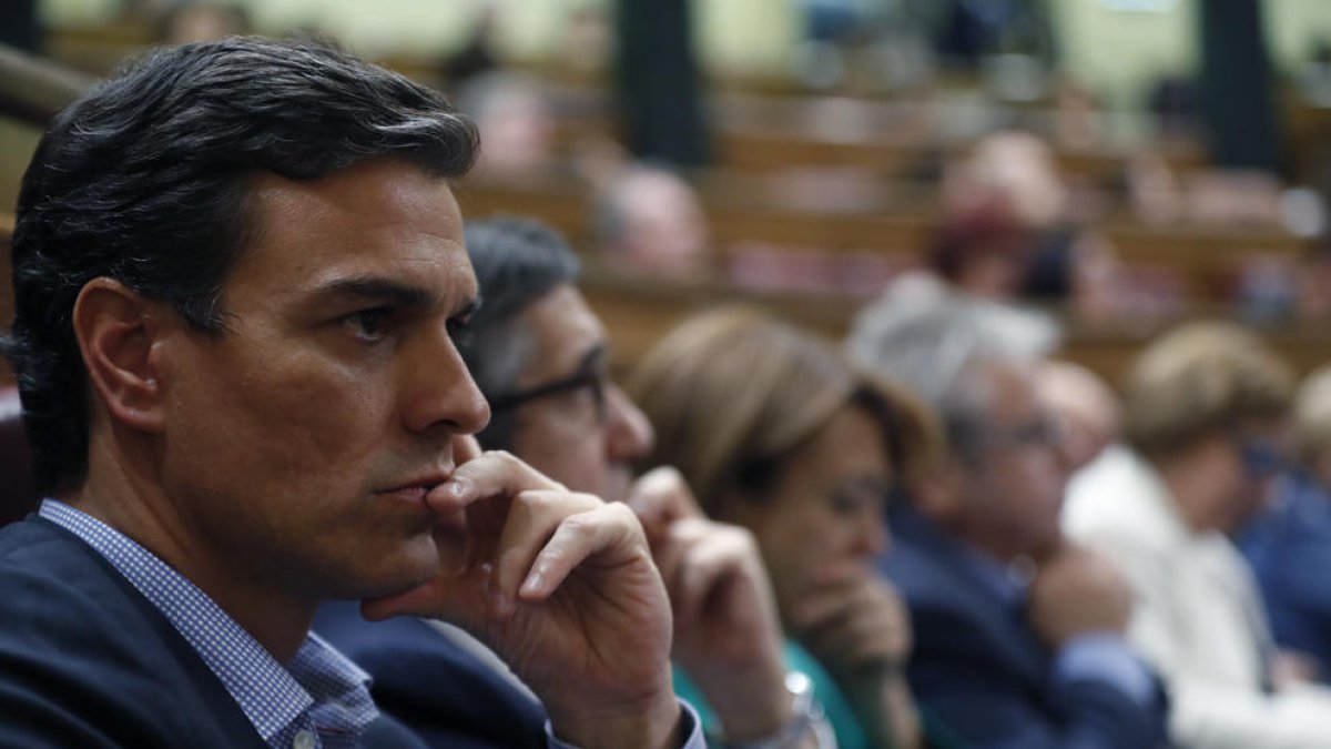 Pedro Sánchez abans de la primera votació del debat d’investidura del candidat del PP, Mariano Rajoy, aquest dijous al Congrés.