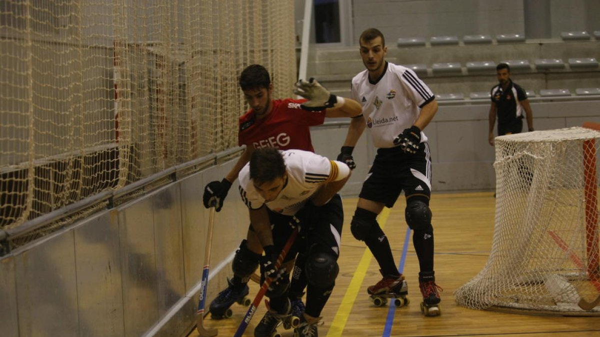 Joan Ramon Serret, del Lleida.net, dirigeix la pilota amb l’estic.