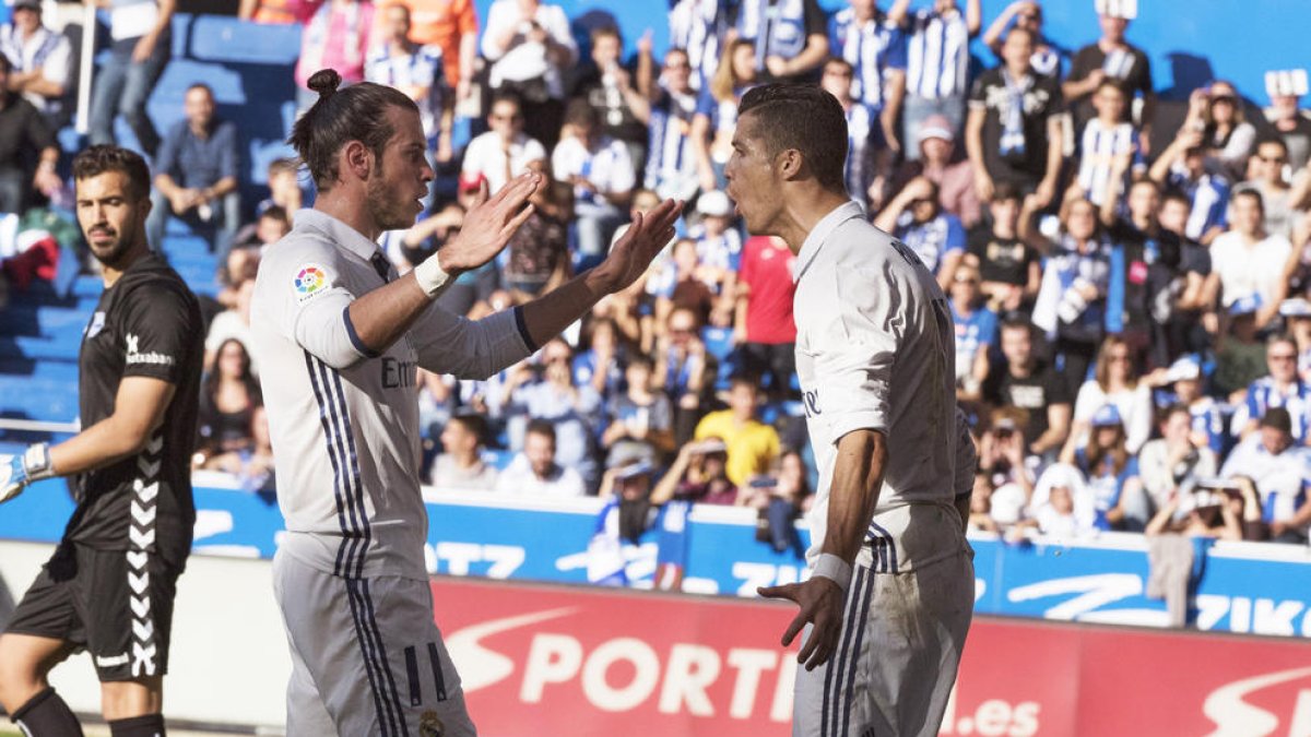 Cristiano Ronaldo celebra amb Bale el seu primer gol ahir de penal.