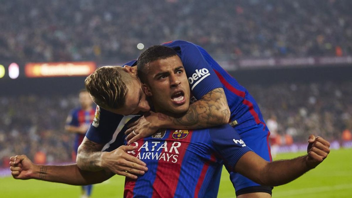 Messi, en una pugna davant de dos rivals.