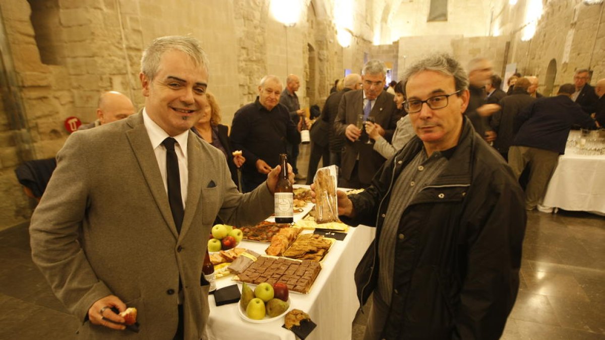 Cervesa artesanal i galeta del Gremi de Forners amb forma de Seu Vella entre els productes a degustar.