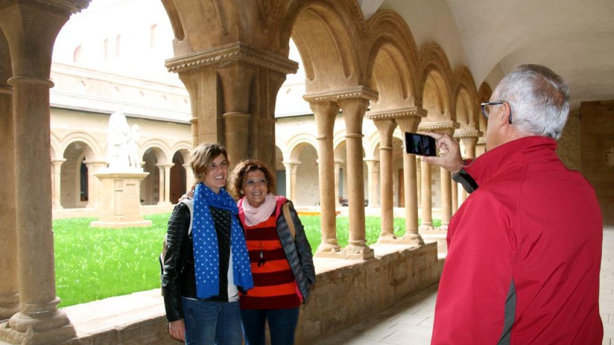 Visitants ahir retratant-se al claustre romànic del monestir de les Avellanes, a la Noguera.