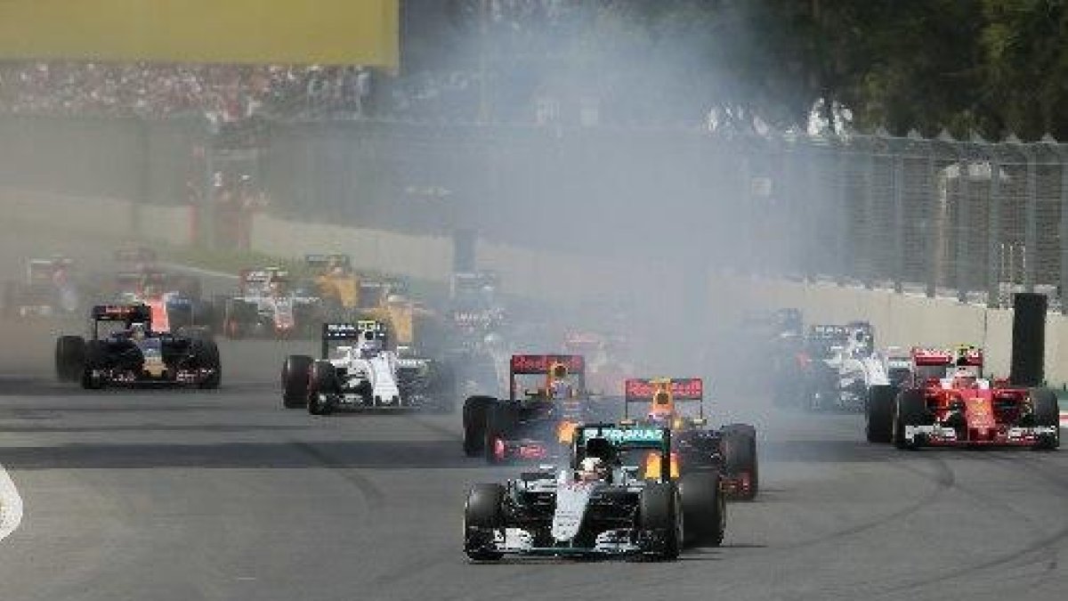 Lewis Hamilton, que sortia des de la primera posició, va prendre la davantera i pràcticament va dominar la prova de principi a final.