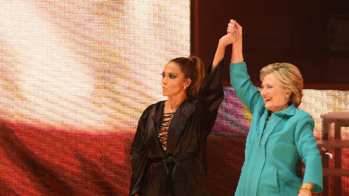 Hillary Clinton i Jennifer Lopez, en un acte divendres a Miami.