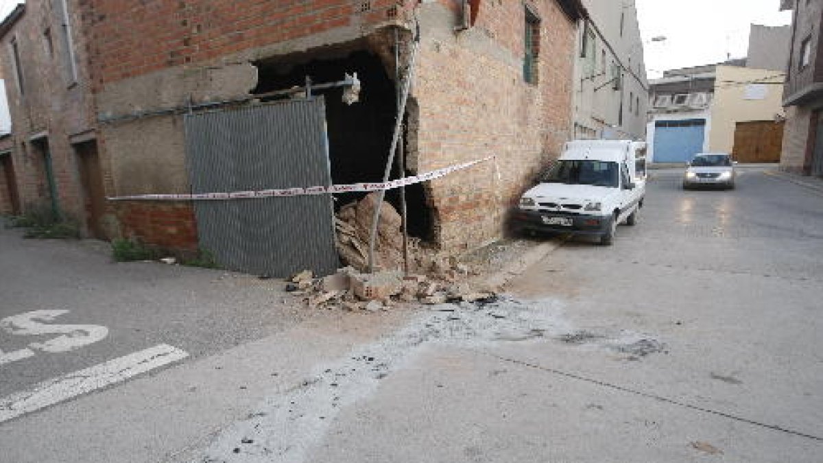 Vista de l’habitatge precintat per la col·lisió d’un vehicle a Vallfogona de Balaguer.