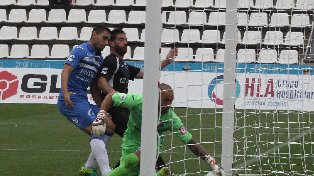 El porter de l’Atlètic Balears, Aulestia, treu la pilota clarament de dins de la porteria després del rematada de Valiente, però l’àrbitre no va concedir el gol.