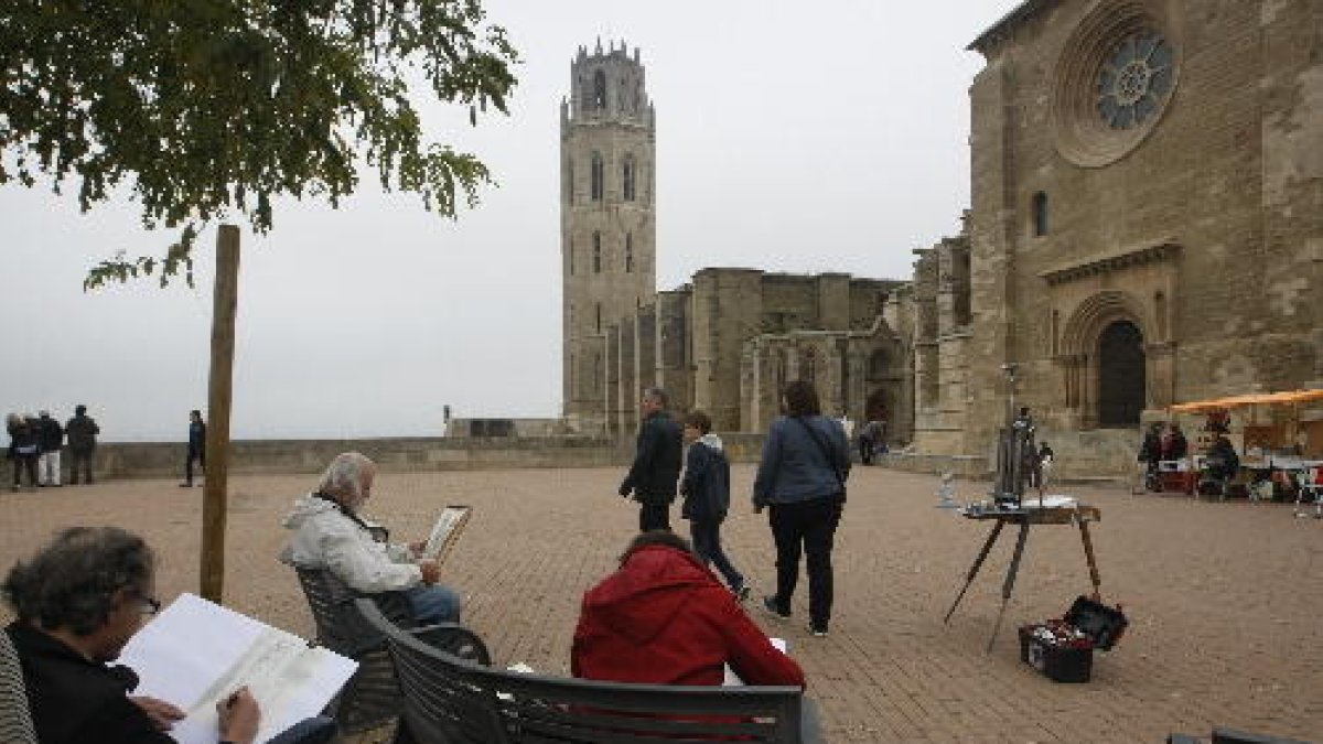 Dibuixants i pintors es van repartir per diferents punts del Turó per plasmar en paper o sobre tela la imatge de la Seu Vella.