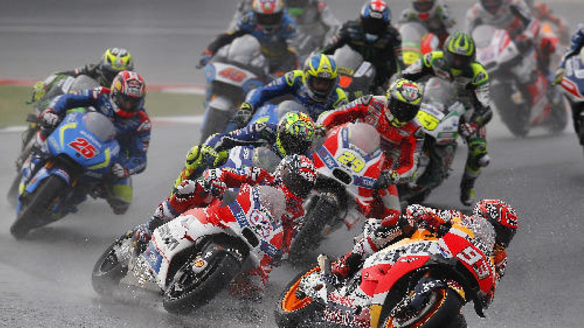 Marc Màrquez va patir sobre el relliscós asfalt de Sepang i al final va perdre tota opció al podi al caure.