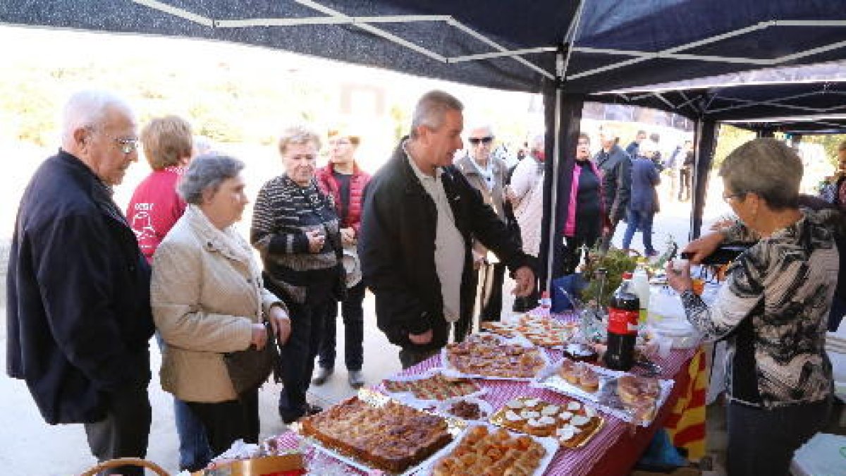 La localitat es va omplir de parades amb productes de proximitat a la primera Fira de la Sal.