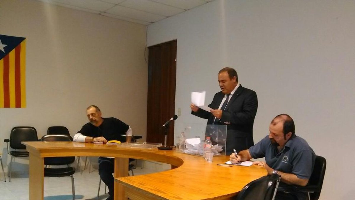 L’alcalde de Bellcaire, Jaume Monfort, llegint els vots.