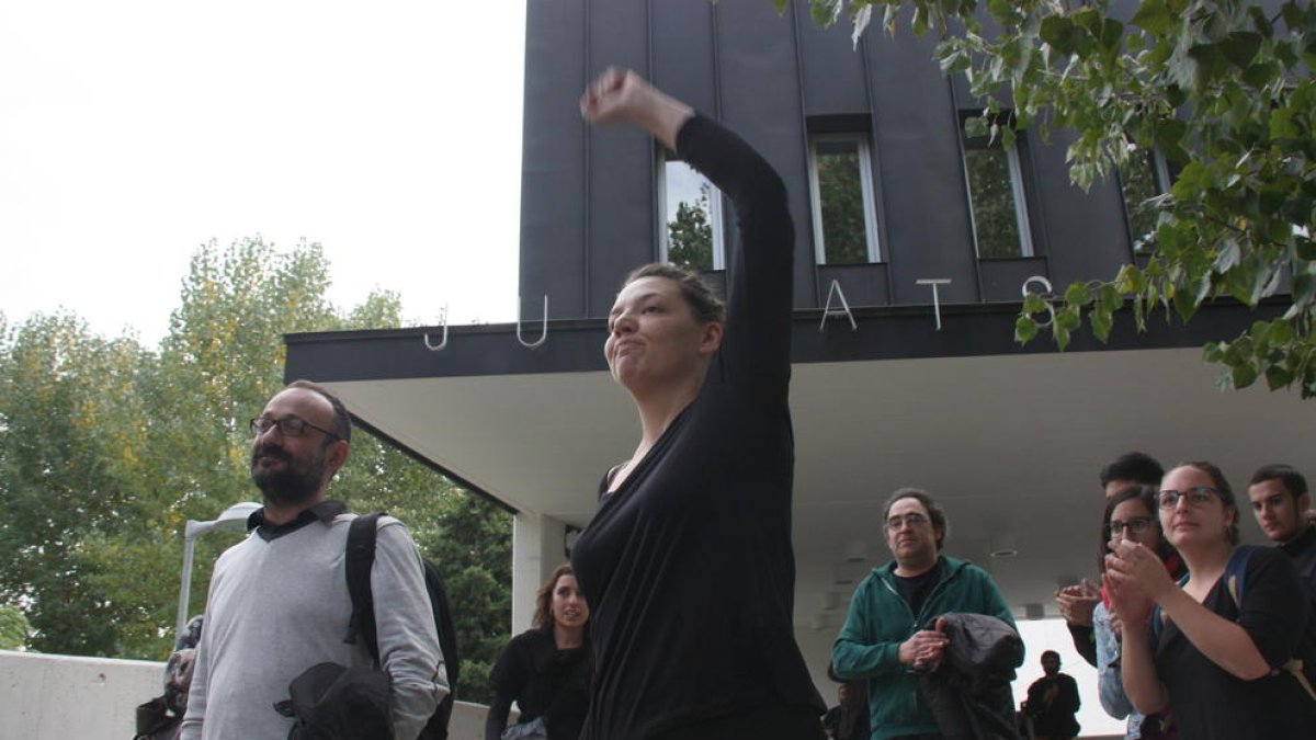 L’alcaldessa de Berga, Montse Venturós, surt dels jutjats acompanyada del seu advocat.