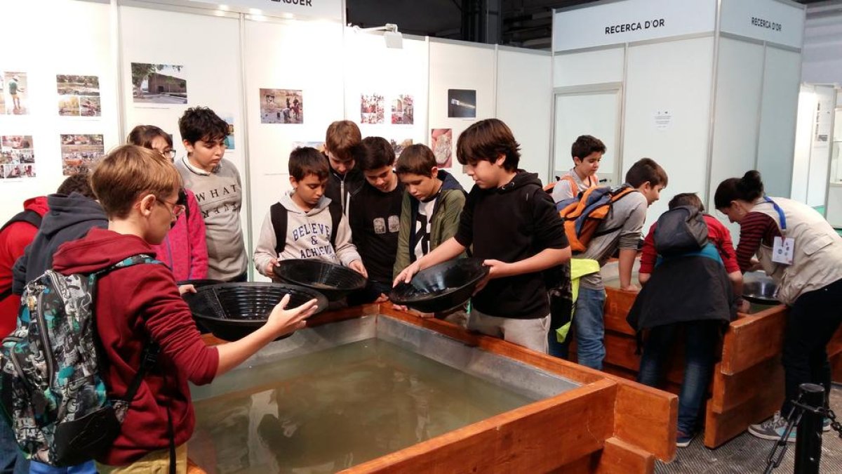 Tallers dedicats als escolars per buscar or amb sedàs.