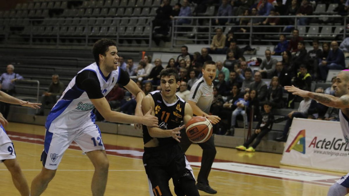 Rubín, que ahir era titular, intenta superar el marcatge de Bieshaar.