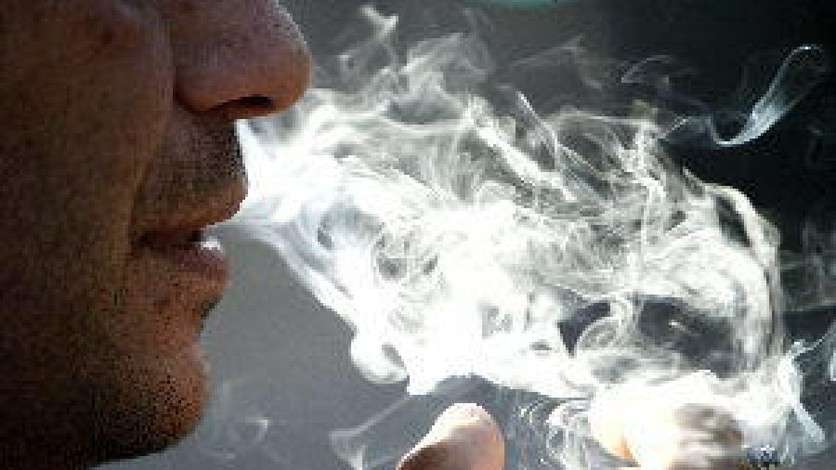 Médicos dicen que subir el precio del tabaco reduciría el consumo en jóvenes