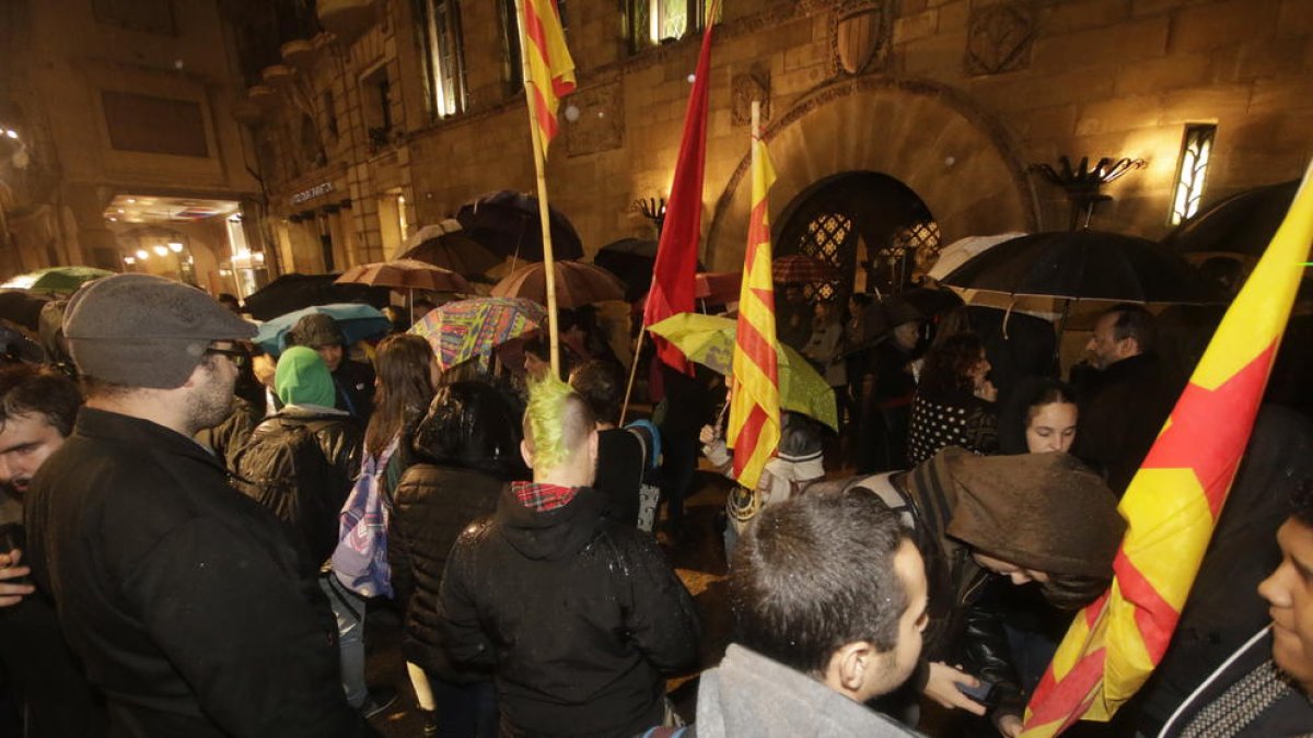 Un centenar de persones es van concentrar davant de la Paeria de Lleida ahir en defensa de l’alcaldessa de Berga, Montse Venturós.