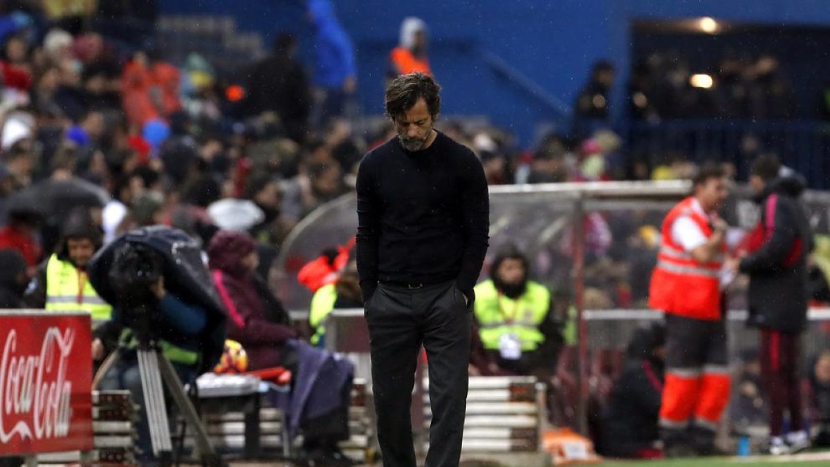 Quique Sánchez Flores, pensatiu en el seu retorn al Calderón.