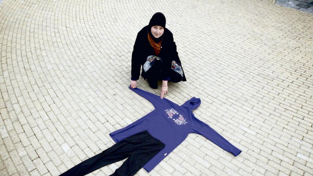 Imagen de archivo de una mujer enseñando un modelo de burkini.