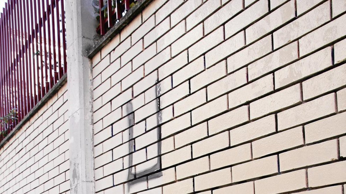 Un operari, repintant a sobre d’un grafiti al carrer Maragall aquesta setmana.