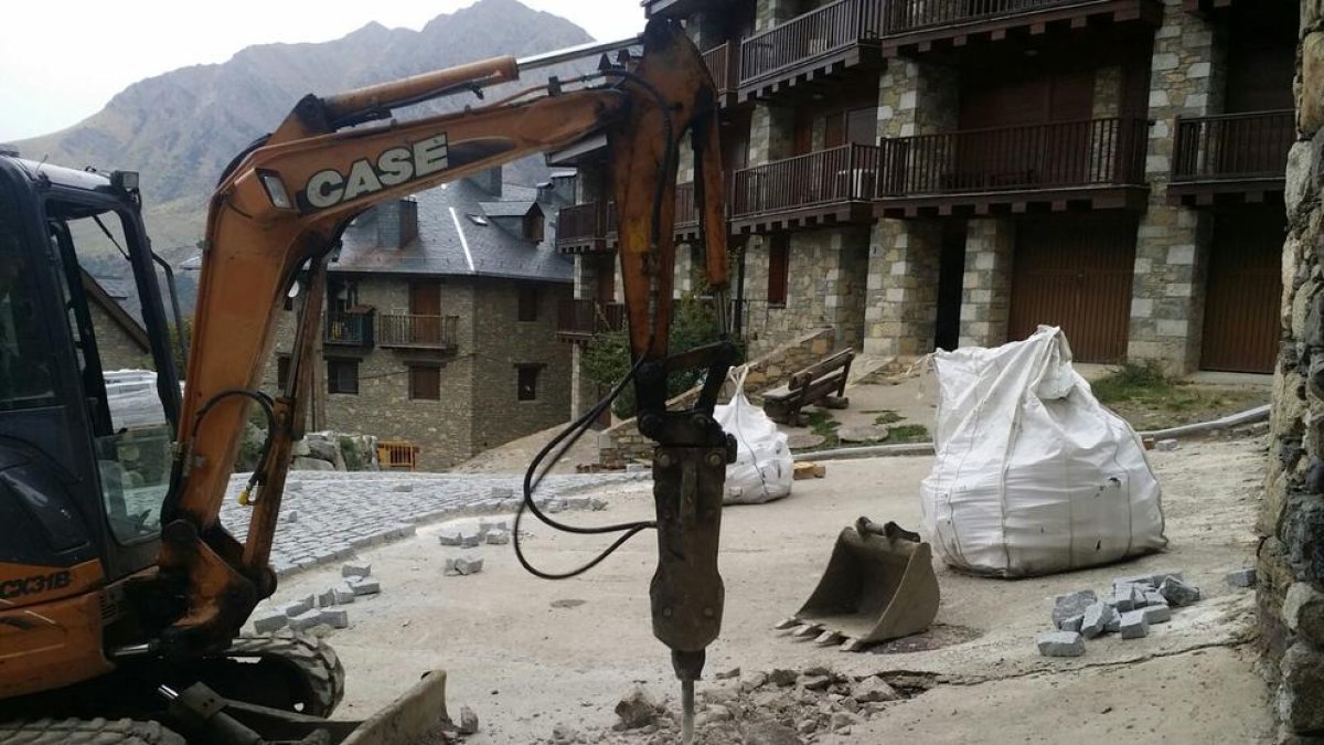Les màquines treballant en la remodelació de la plaça Salineres de Taüll.