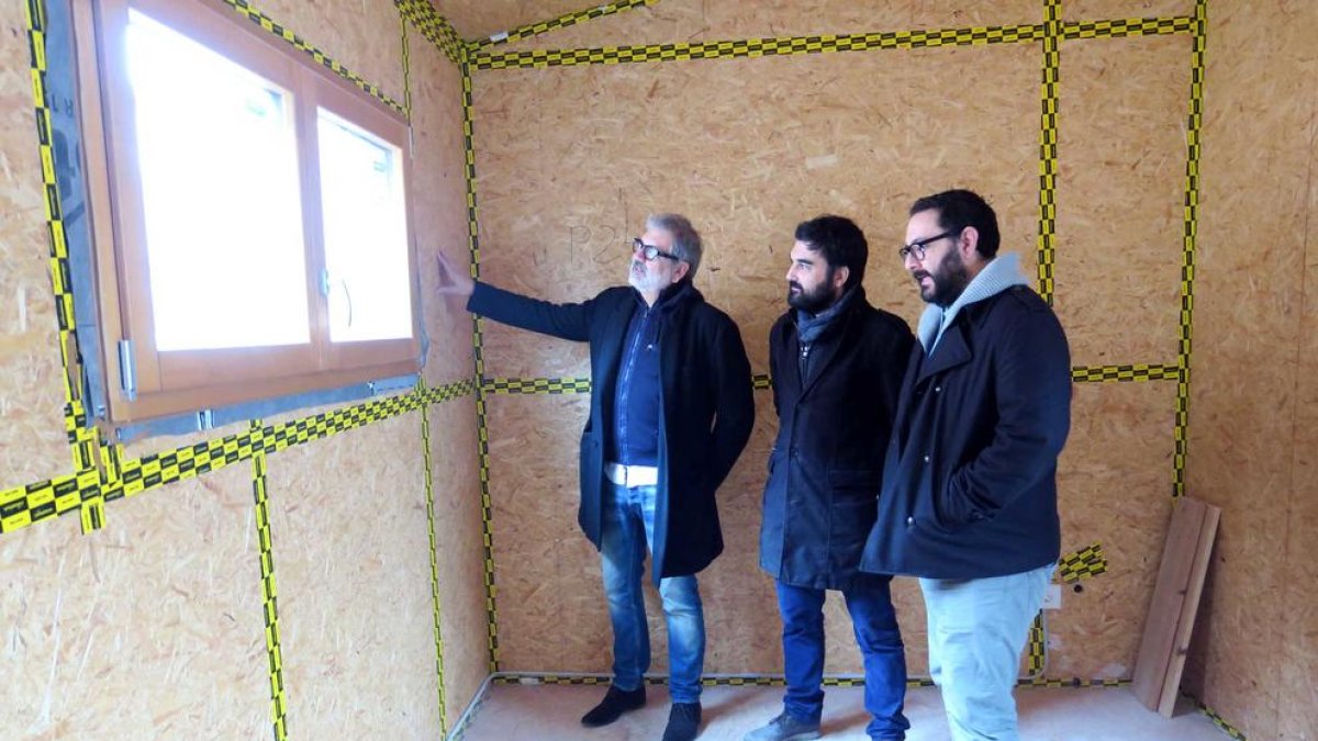 L’interior de la casa de fusta que es construeix a la Bordeta.