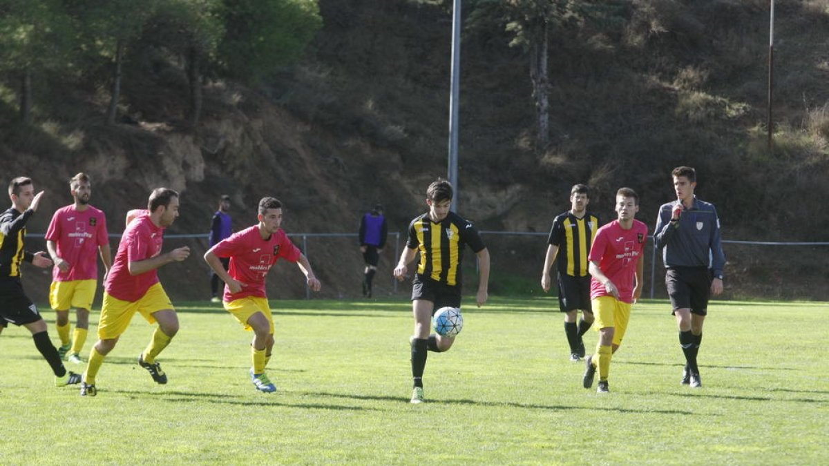 Un jugador del Pardinyes controla el balón en una jugada del partido.