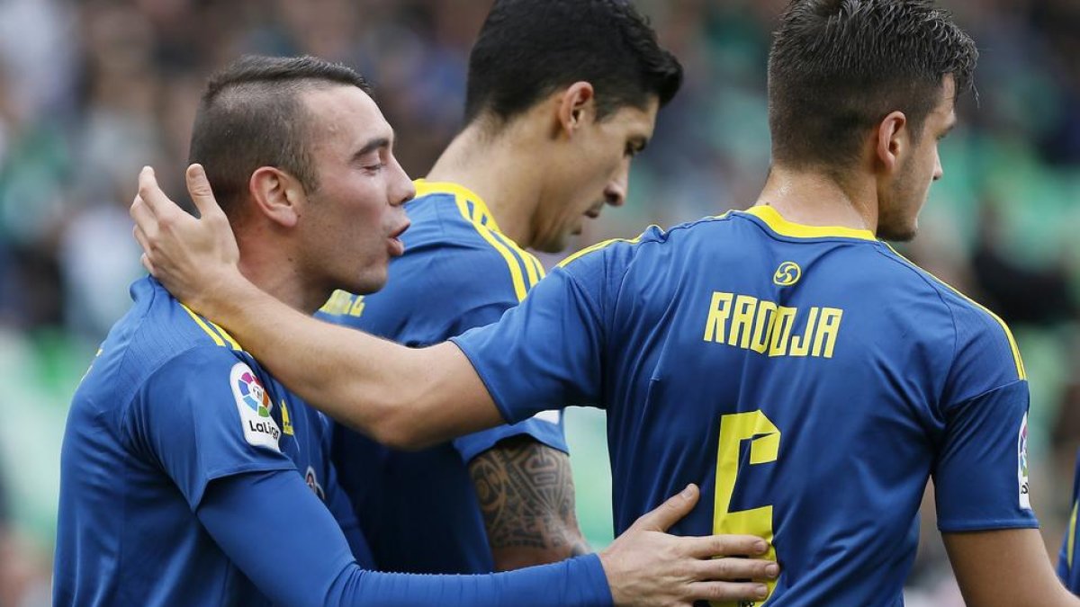 Iago Aspas, autor de dos gols, felicitat pels seus companys.