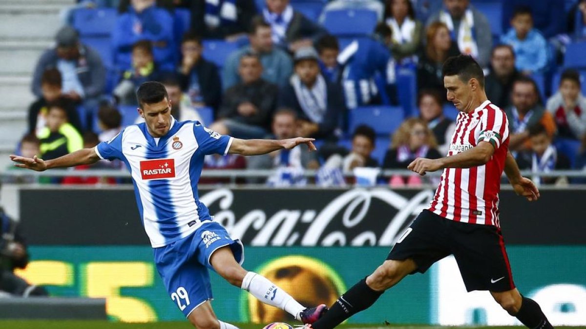 Aduriz intenta superar un defensa de l’Espanyol.