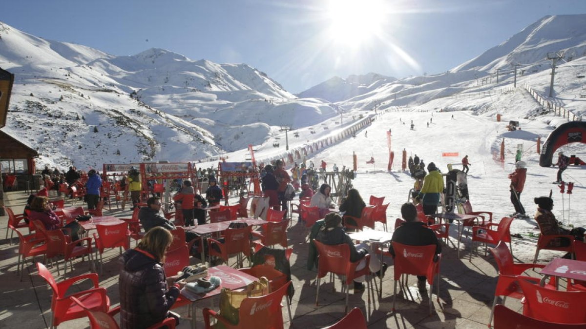 Helicóptero con nieve.