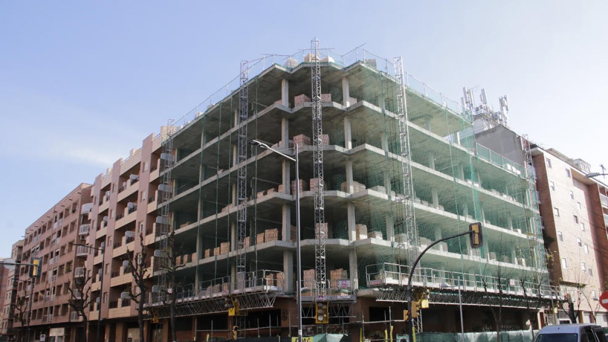 Las obras de este edificio ubicado entre Baró de Maials y Camí de Corbins estuvieron paradas 9 años.