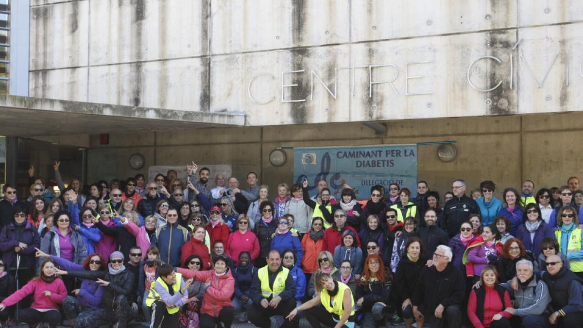 Foto de grup dels participants en la caminada ahir al matí abans de sortir, al centre cívic de Balàfia.