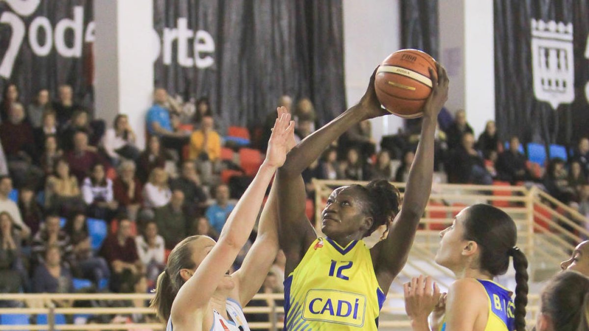 Tirera Meiya, que acabó como máxima anotadora del Cadí, intenta lanzar a canasta.
