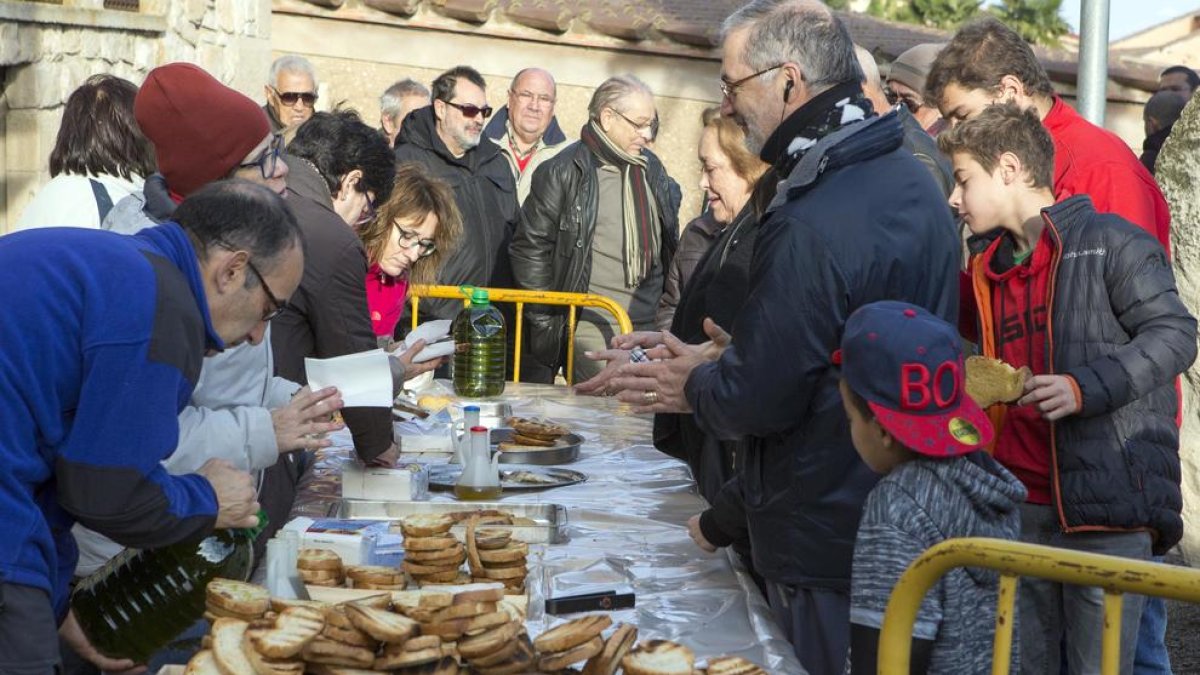 Dinar popular a la localitat de Belianes, a l’Urgell, on es van repartir 2.000 racions d’arengades amb torrades.