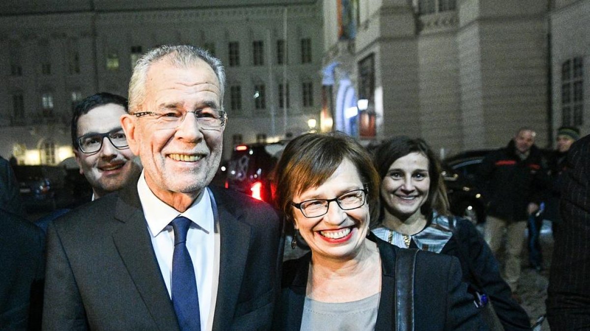 L’ecologista Alexander van der Bellen amb la seua dona, Doris Schmidbauer, després de conèixer-se el resultat de les eleccions.