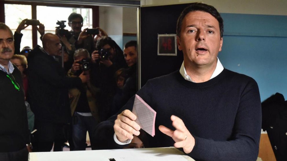 El primer ministre italià, Matteo Renzi, en el moment d’emetre ahir el seu vot.