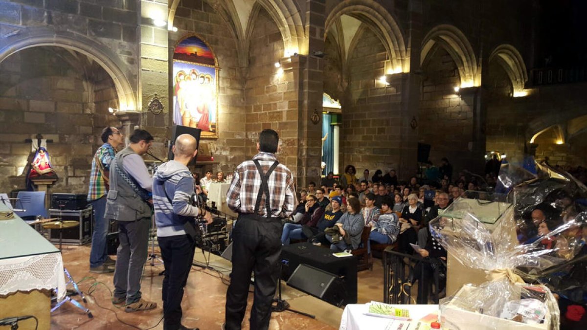 Un moment d’una actuació d’ahir a l’església de Santa Maria de Linyola.