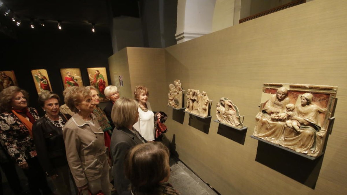 Imatge recent d’un grup de visitants davant d’algunes de les obres del conflicte de Sixena exposades al Museu de Lleida.