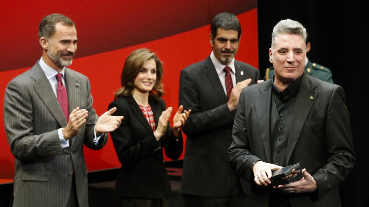 Loquillo, ayer al recibir la Medalla de Oro de Bellas artes ante la mirada de los reyes españoles.