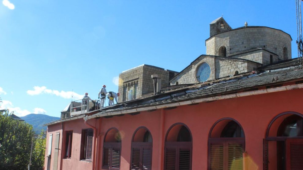 Los operarios empezaron ayer a desmontar el tejado.