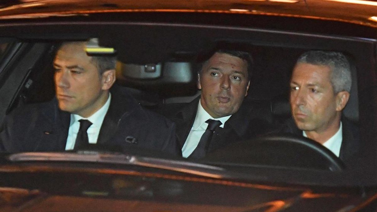 Renzi, en el centro, entró y salió del palacio presidencial en coche para esquivar a la prensa.