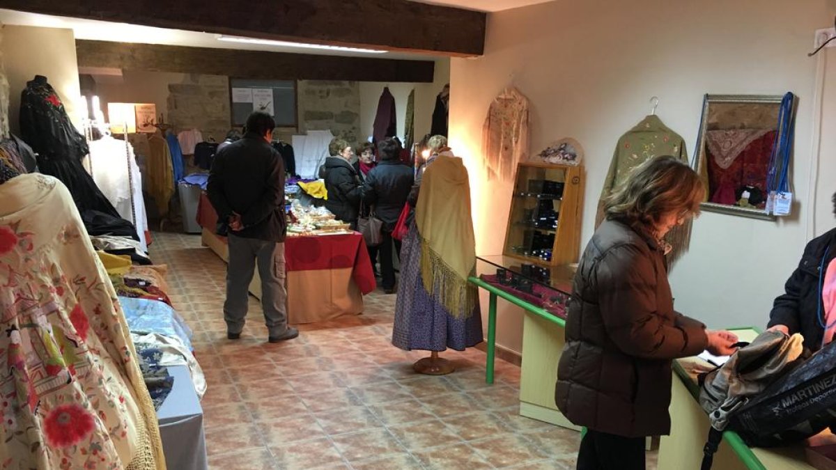 Mercadillo navideño organizado por Manos Unidas.