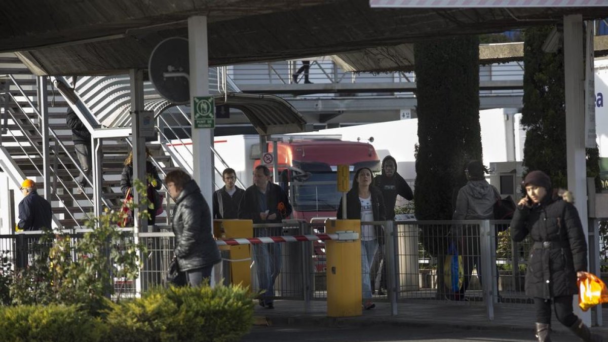 Trabajadores de la Corporación Alimentaria Guissona, saliendo ayer del complejo cárnico.