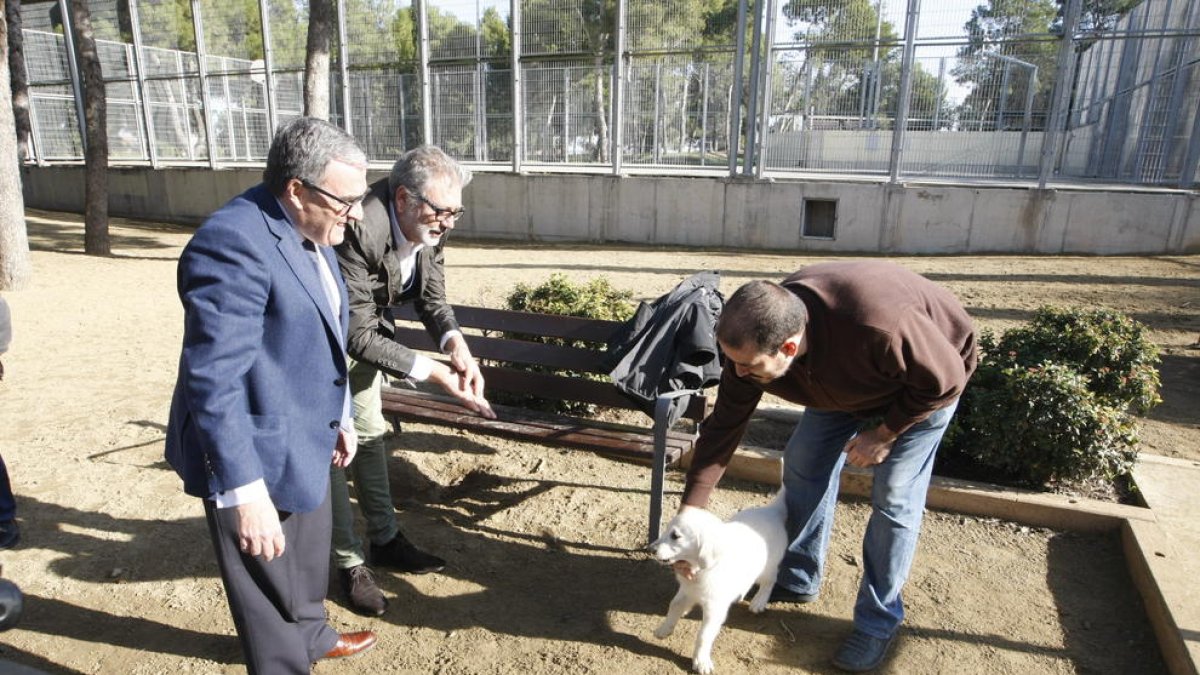 Ros i Larrosa, al costat d’un usuari de la nova zona per a gossos.