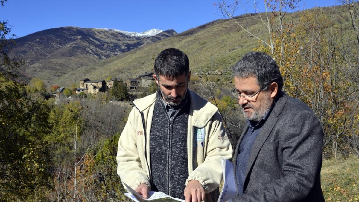 Miralles junto al director del Parc del Alt Pirineu, Marc Garriga.