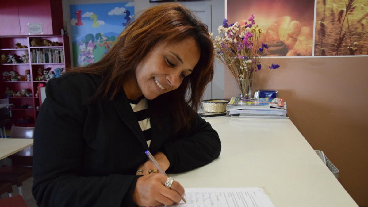 Fatim-Zahra Salmi firmó ayer para pedir más control y limpieza.