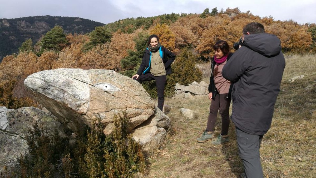 Un grupo de turistas visitaban ayer la zona acompañados por un vecino del pueblo.