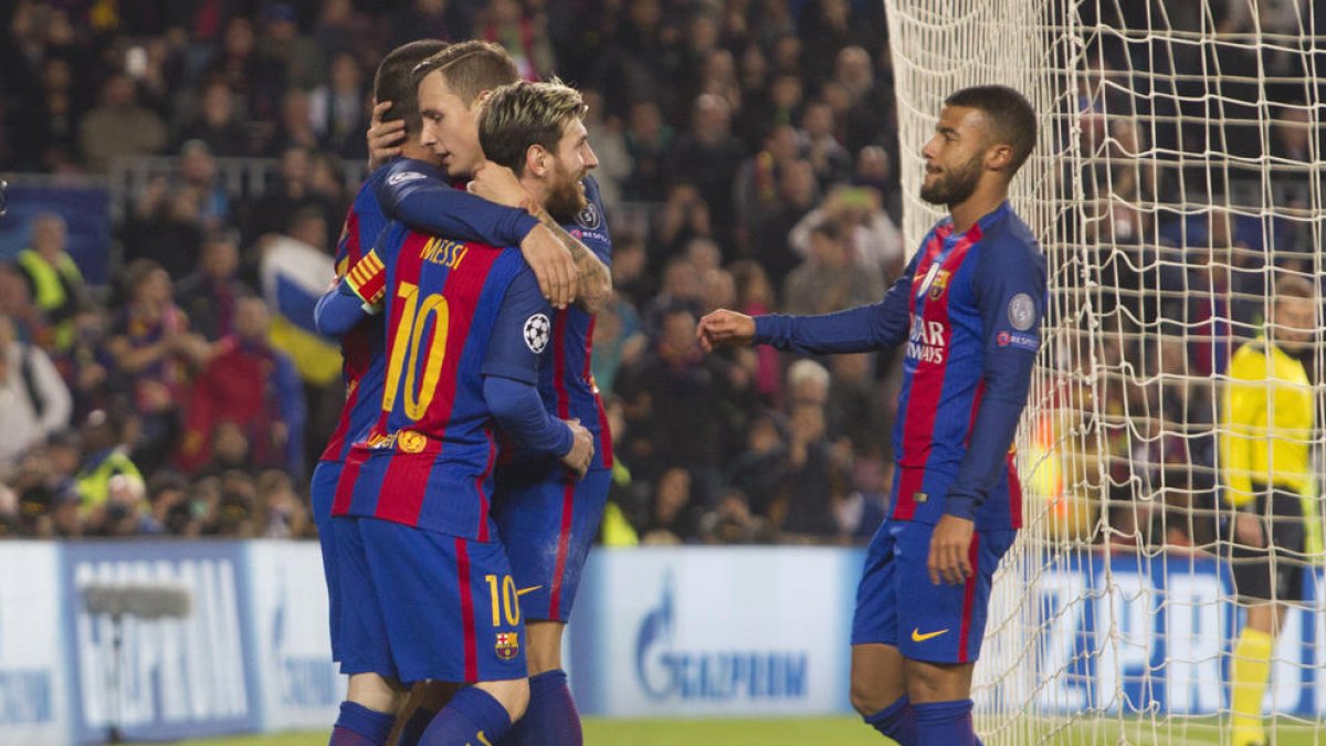 Arda Turan es felicitado por sus compañeros después de que el turco anotara el cuarto gol del FC Barcelona frente al Borussia.